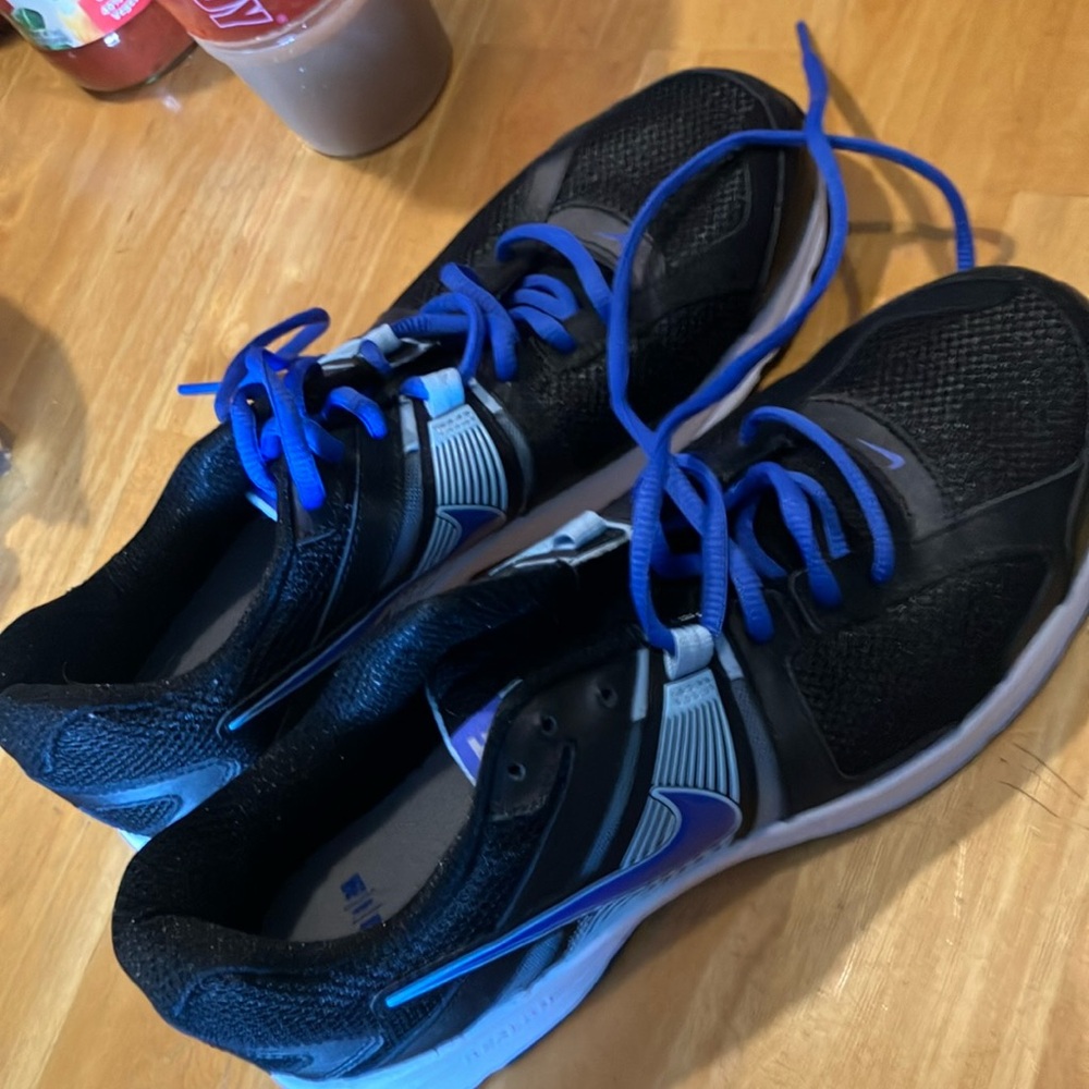 Men’s Nike athletic tennis shoes size 11 US